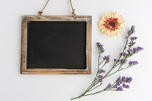 Dekorative Blumen neben Schiefer