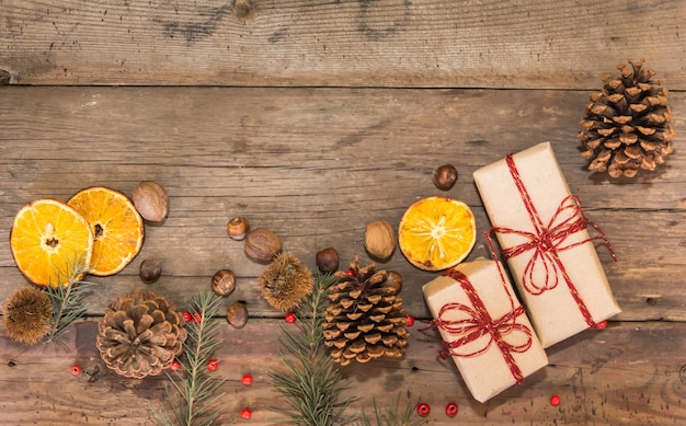 Dekorative Bordüre mit Geschenken und Weihnachtsdekoration auf rustikalem Holzhintergrund