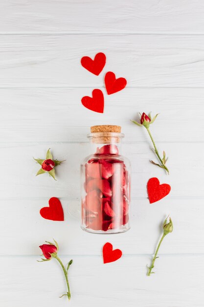 Dekorative Flasche mit Rosenblättern gefüllt