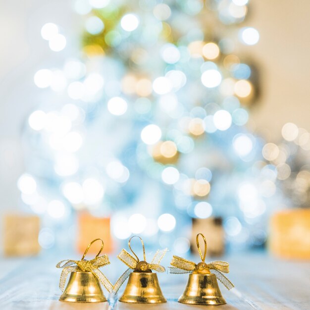 Dekorative Glocken in der Nähe von Weihnachtsbaum