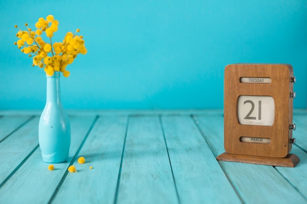 Kostenloses Foto dekorative hintergrund mit vase und kalender