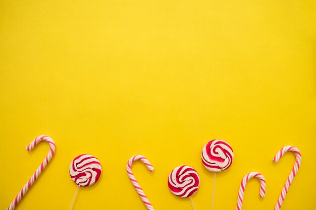 Dekorative Hintergrund mit Zuckerstangen und Lutscher