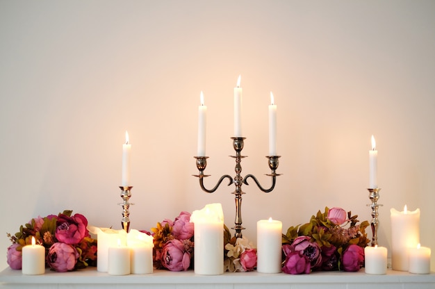 dekorative Kerzen mit Blumen