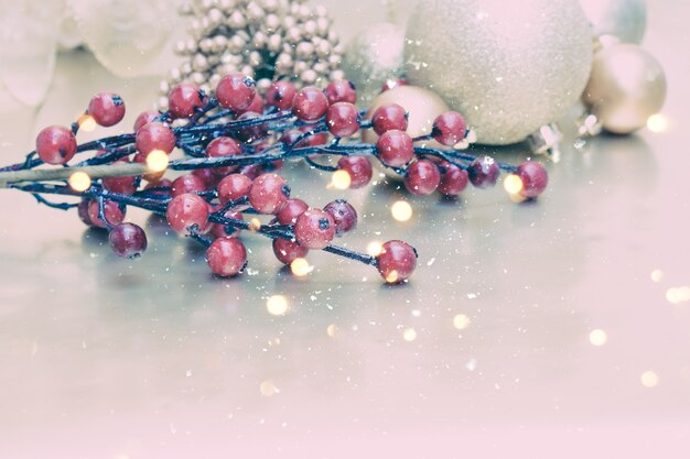 Dekorative Weihnachten Hintergrund mit Dekorationen Schnee und Bokeh Lichter