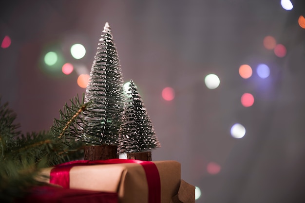 Dekorative Weihnachtsbäume auf Geschenkbox