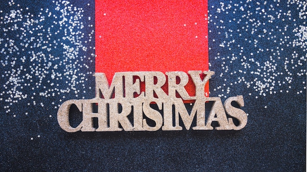 Kostenloses Foto dekorativer titel der frohen weihnachten zwischen verzierungsschnee