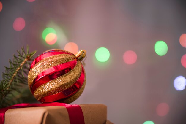 Dekorativer Weihnachtsflitter auf Geschenkbox