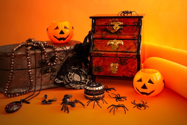 Dekoratives halloween-stillleben mit schmuckkästchen kürbisspinnen und vintage-objekten textfreiraum