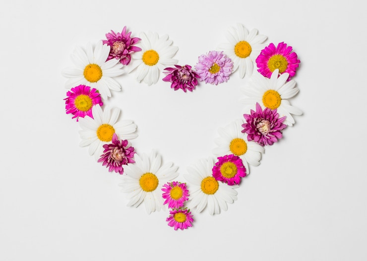 Kostenlose Foto dekoratives herz aus hellen blumen