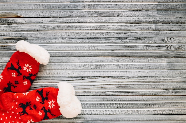 Dekoratives Weihnachtskonzept mit zwei Socken