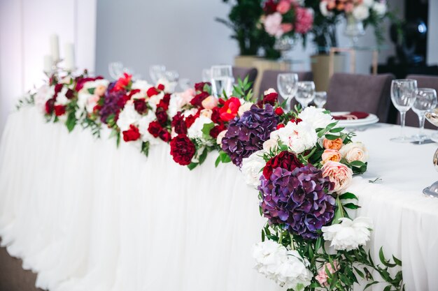 Dekorieren Sie den Tisch aus vielen bunten Blumen