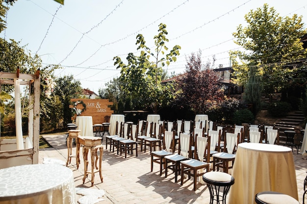 Dekorierte Hochzeitskulisse für die Trauung in einem Garten.