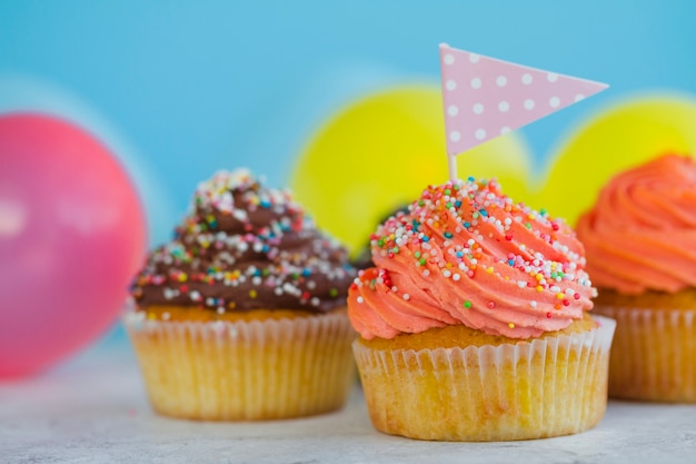 Kostenloses Foto dekorierte süße kleine kuchen