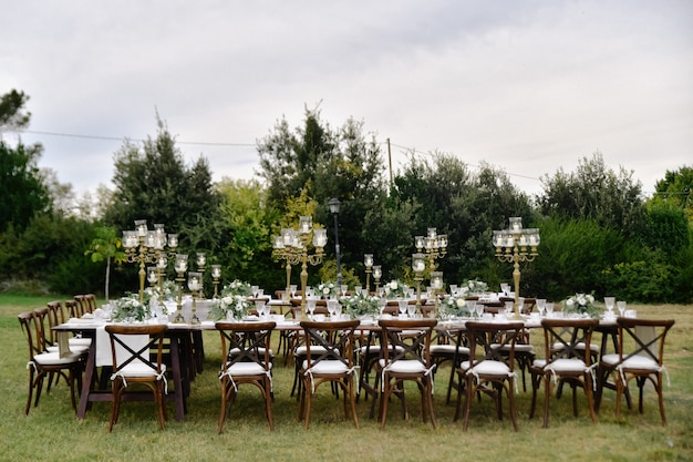 Kostenloses Foto dekorierter hochzeitsfeier-tisch mit sitzplätzen im freien in den gärten