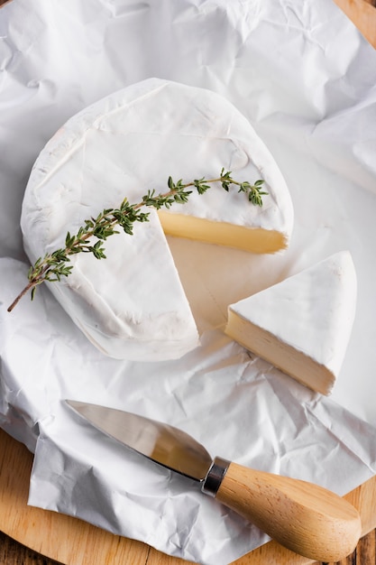 Den Camembert auf den Tisch schneiden