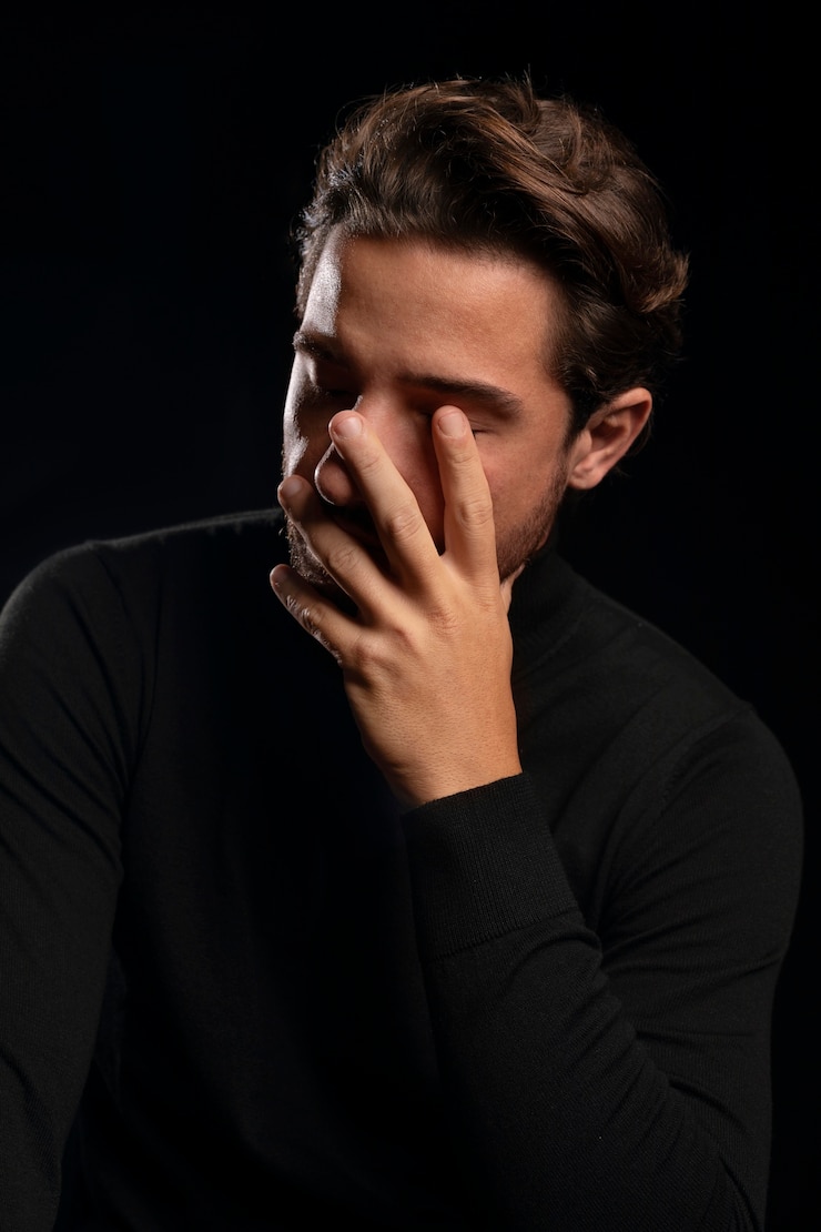 Kostenlose Foto denken des jungen und empfindlichen mannes