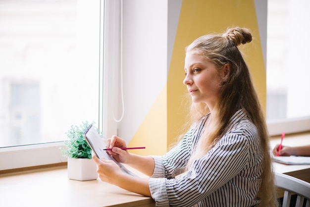 Denken Student Mädchen in der Klasse