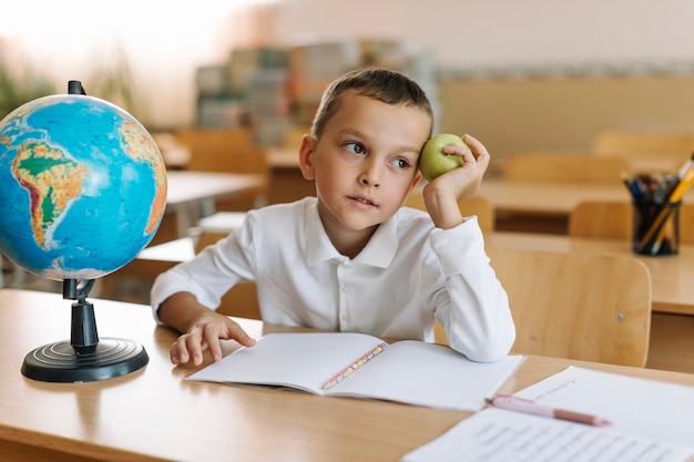 Denkender Junge auf Geographieunterricht