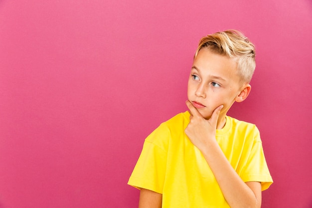 Denkhaltung des kleinen Jungen mit Kopieraum