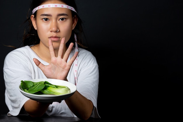 Kostenloses Foto depressive frau hungrig von diät