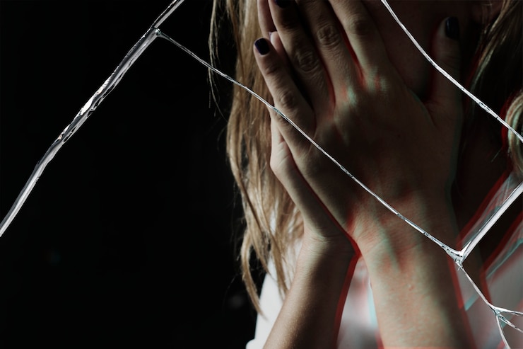Kostenlose Foto depressive frau mit glassplittereffekt