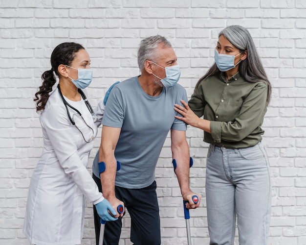 Kostenloses Foto der arzt beginnt mit ihrer patientin einen erholungsplan