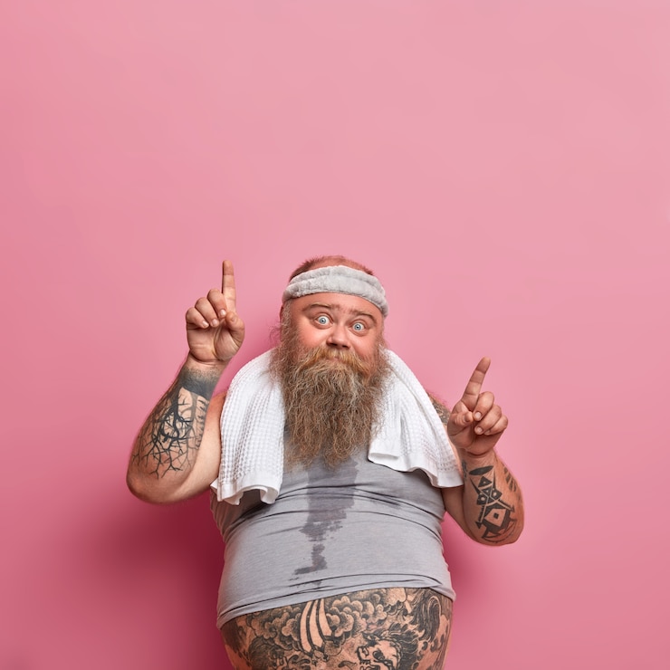 Kostenlose Foto der bärtige erwachsene mann ist während seiner trainingseinheit ins schwitzen gekommen