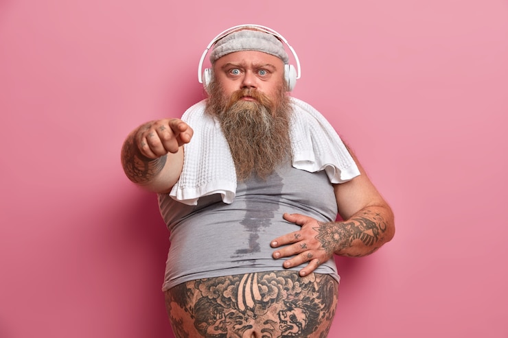 Kostenlose Foto der bärtige erwachsene mann ist während seiner trainingseinheit ins schwitzen gekommen