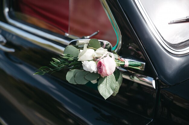 Der Dekor eines Hochzeitsautos mit Blumen