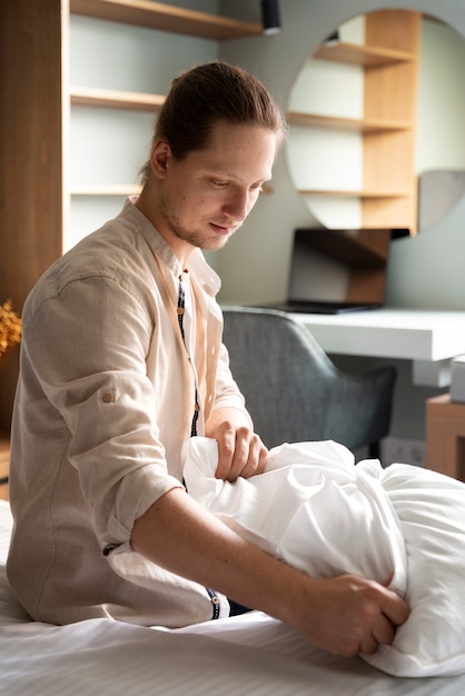 Kostenloses Foto der diener erledigt die hausarbeit