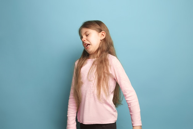 Der Ekel. Teen Mädchen auf einem blauen. Gesichtsausdrücke und Menschen Emotionen Konzept