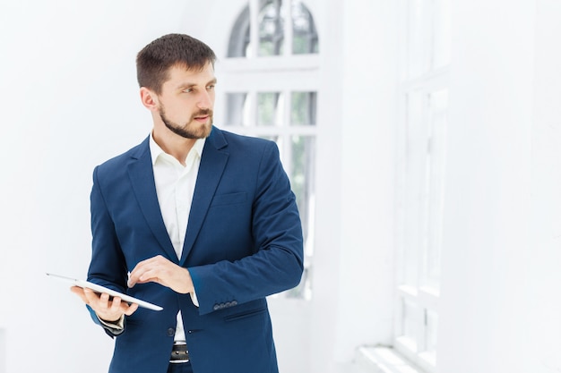 Der elegante Geschäftsmann im Büro