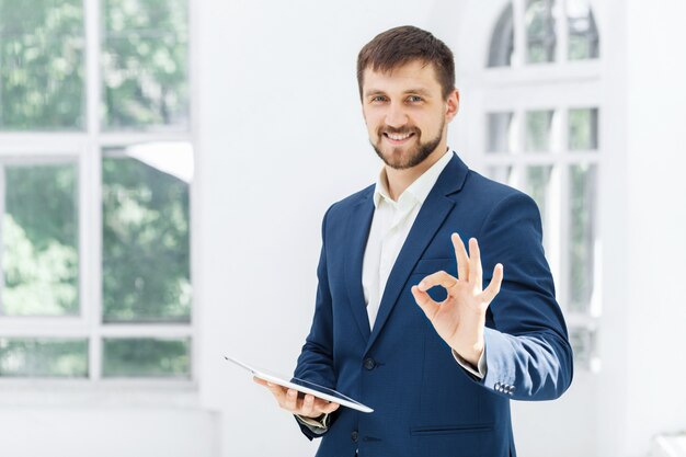 Der elegante Geschäftsmann im Büro