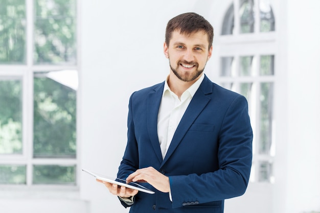 Der elegante Geschäftsmann im Büro