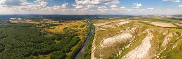 Kostenloses Foto der fluss severskiy donets, umgeben von kreidefelsen, ist ein reserviertes gebiet in der nähe von swjatogorsk, ukraine