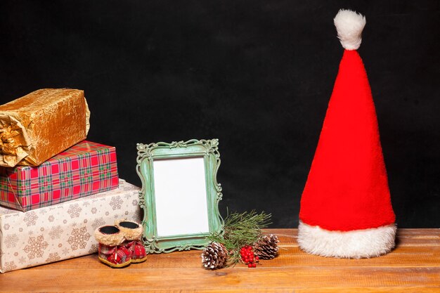 Der Holztisch mit Weihnachtsschmuck und Geschenken. Weihnachtskonzept