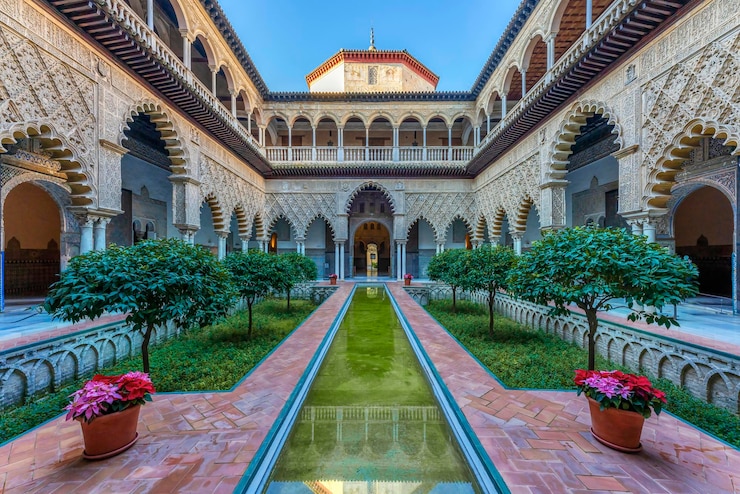 Kostenlose Foto der innenhof des königlichen alcazars von sevilla