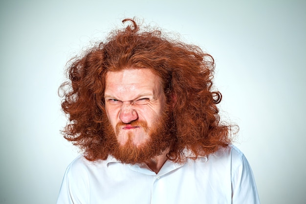 Kostenloses Foto der junge böse mann mit den langen roten haaren