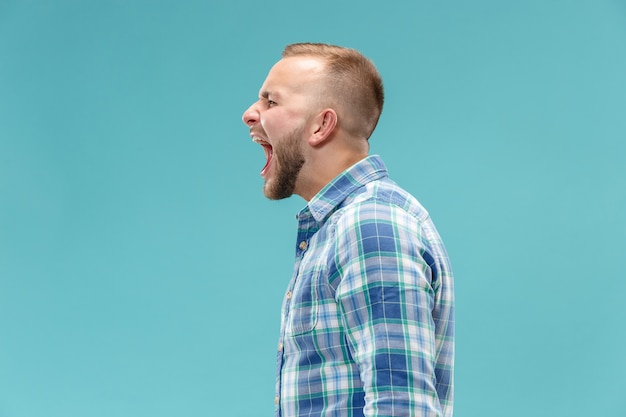 Der junge emotional wütende Mann schreit