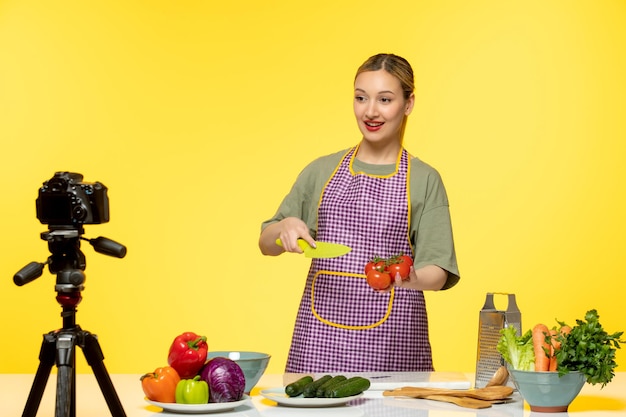 Der junge Fitnesskoch eines Foodbloggers nimmt ein Video für soziale Medien auf, in dem erklärt wird, wie man Salat zubereitet