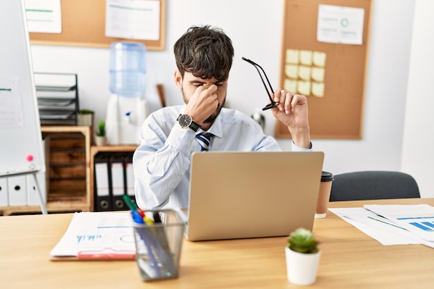 Der junge hispanische Geschäftsmann betonte die Arbeit im Büro