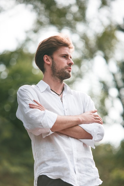 Der junge Mann im Wald