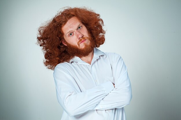 Der junge Mann mit den langen roten Haaren, die Kamera betrachten