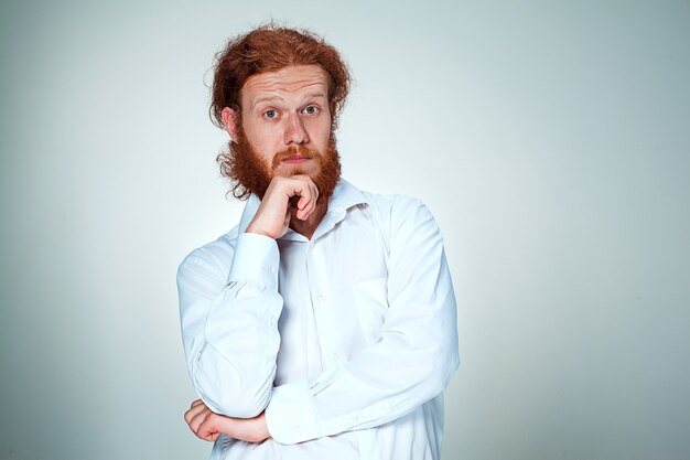 Der junge Mann mit den langen roten Haaren, die Kamera betrachten