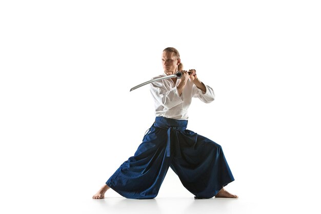 Der junge Mann trainiert Aikido im Studio