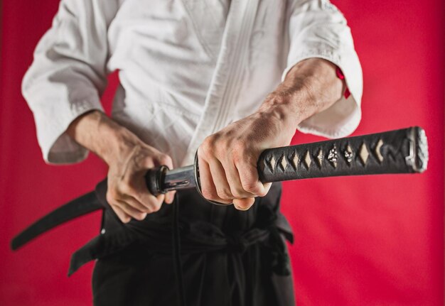 Der junge Mann trainiert Aikido im Studio