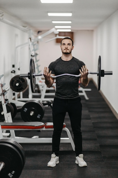 Der junge Mann trainiert seinen Körper, um fit zu bleiben und definierte Muskeln zu haben