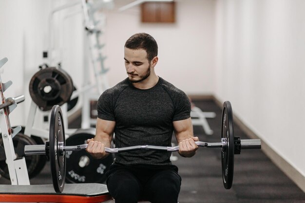Der junge Mann trainiert seinen Körper, um fit zu bleiben und definierte Muskeln zu haben