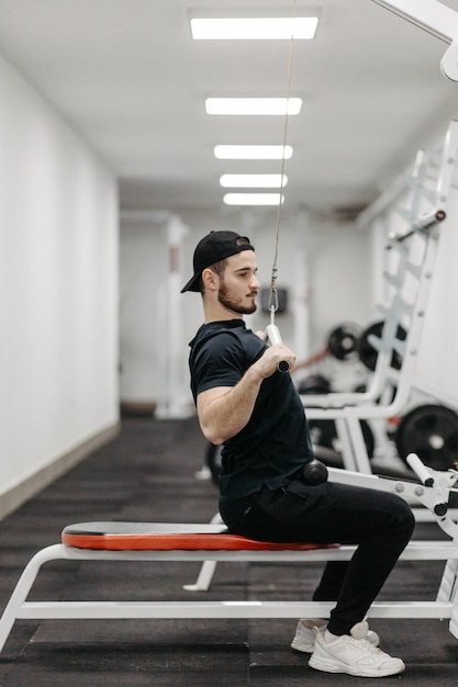 Der junge Mann trainiert seinen Körper, um fit zu bleiben und definierte Muskeln zu haben
