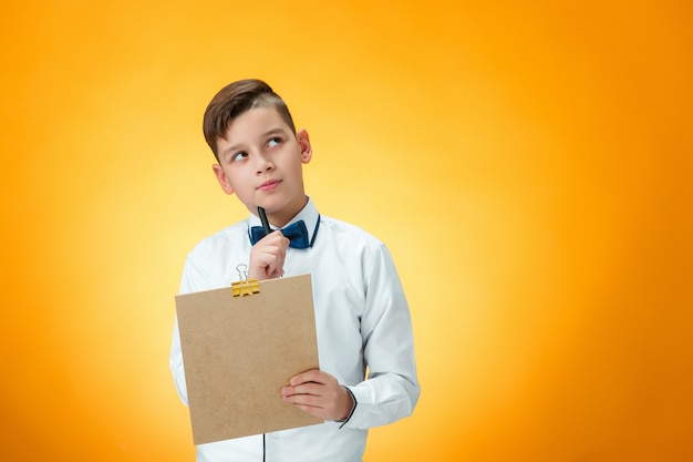 Der Junge mit Stift und Tablett für Notizen